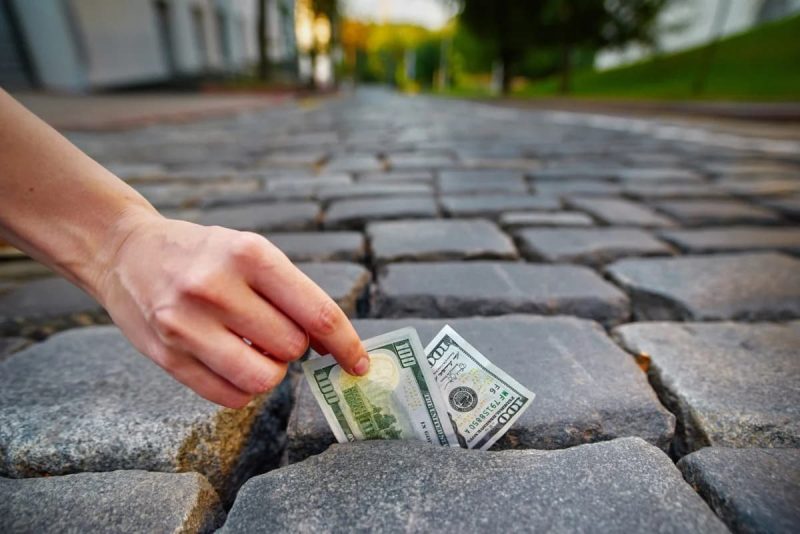 Mơ nhặt được tiền là điếm báo xấu hay tốt?
