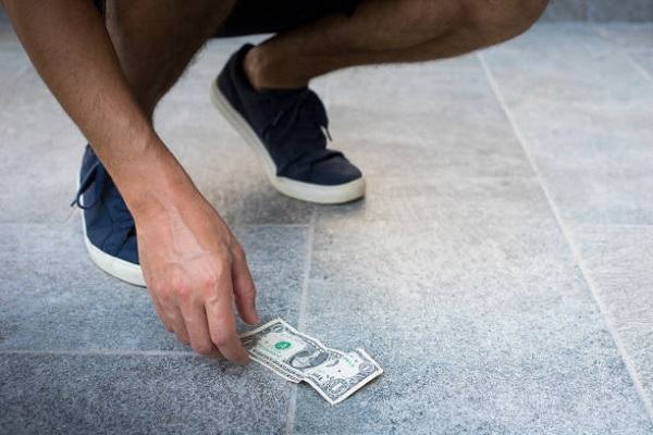 Đánh đề số mấy khi mộng nhặt được tiền?